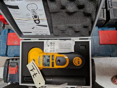 un outil jaune et noir dans un coffret posé par terre