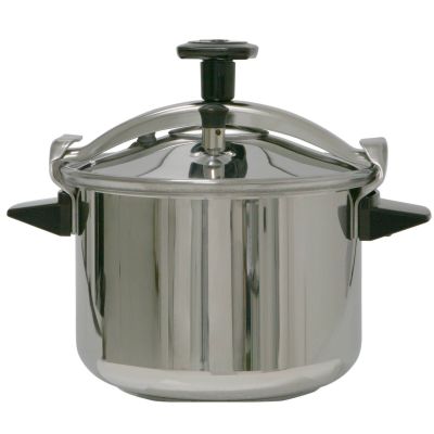 une casserole en acier inoxydable avec un couvercle, sur fond blanc