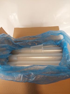 une boîte contenant tout un tas de gobelets en plastique
