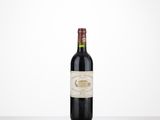 une bouteille de vin rouge posée sur une table