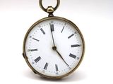 gros plan d'une montre de poche sur fond blanc