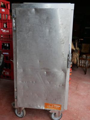 une armoire métallique à roulettes dans un garage
