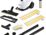 un ensemble de matériel de ménage comprenant un aspirateur et une brosse de nettoyage