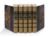 un ensemble de cinq livres superposés