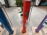 quatre types de skis différents exposés dans un magasin
