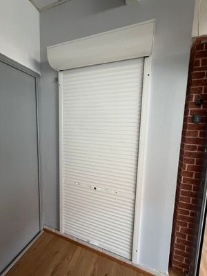 une pièce avec une porte coulissante et un mur en briques