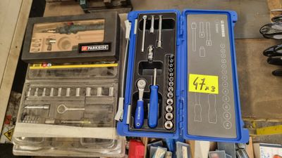 de nombreux outils posés sur une table