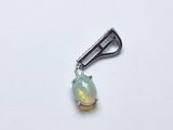 Un pendentif « oplite » est présenté sur un fond blanc