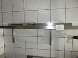 une toilette dans des toilettes publiques, avec un panneau accroché au mur