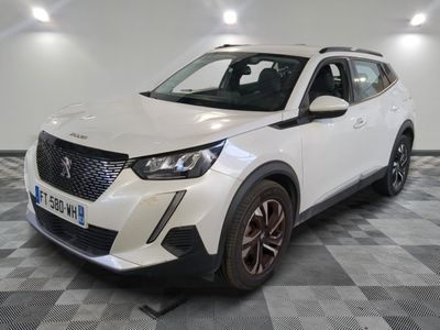 le suv blanc est garé dans le garage sur un sol en damier