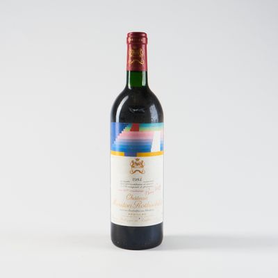 une bouteille de vin posée sur une table blanche