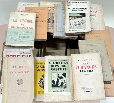 plusieurs livres empilés sur une table