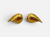 une paire de boucles d'oreilles en or sur fond blanc
