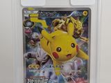 un gros plan sur une carte à collectionner Pokémon dans un étui en plastique