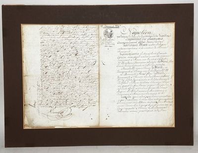 un vieux document sur lequel figurent des inscriptions est accroché au mur