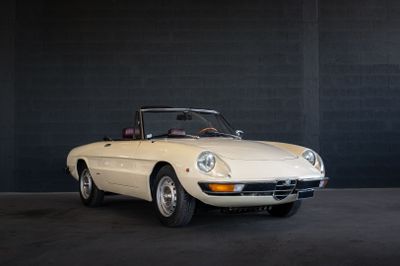 une photo d'une voiture de sport blanche garée dans un garage