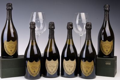 six bouteilles de champagne sont alignées à côté d'un verre à vin