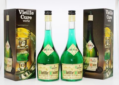 trois bouteilles de vin posées les unes à côté des autres devant une boîte
