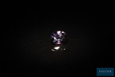 une pierre d'améthorate sur une surface noire