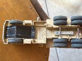 un gros plan d'un camion miniature posé sur une table