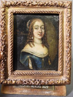 peinture d'une femme en robe bleue dans un cadre doré