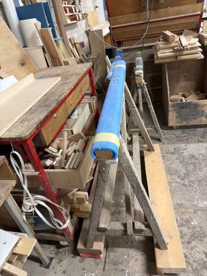 un tuyau bleu posé au sommet d'un tas de bois