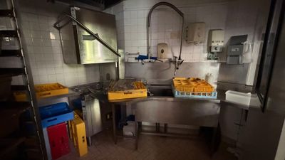 une photo d'une cuisine avec beaucoup de nourriture sur le plan de travail