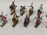 de nombreuses figurines représentant des hommes à cheval et des chevaux