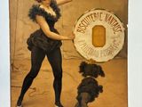 un tableau représentant une femme et un chien jouant avec un frisbee