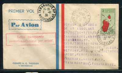 une vieille carte postale avec une bordure rouge et bleue et un timbre dessus