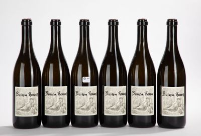 six bouteilles de vin sont alignées sur une surface blanche