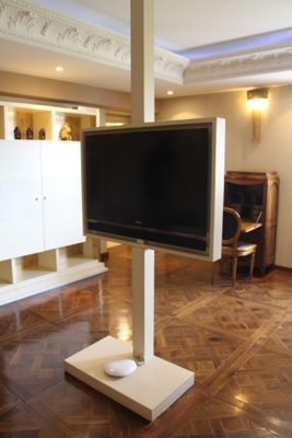 une télévision posée sur un meuble au milieu du salon