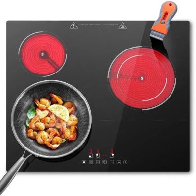 une plaque de cuisson noire avec un brûleur rouge et une poêle posée dessus