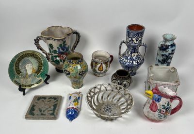 de nombreux types de vases et d'autres objets sur la table