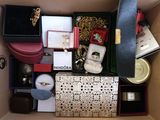 une boîte remplie de bijoux et d'accessoires variés