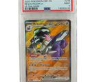 La carte Pokémon se trouve dans un étui en plastique transparent sur fond blanc.