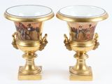 deux vases en or ornés de peintures, exposés