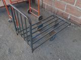 un chariot posé devant un mur de briques