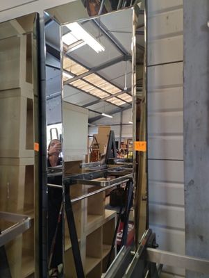 un miroir accroché au mur de la pièce