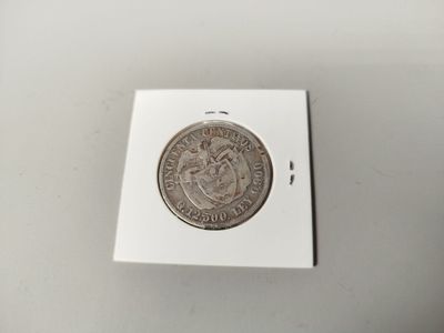 une petite pièce d'argent posée sur une boîte blanche