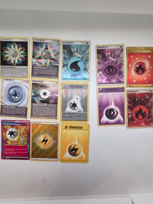 de nombreuses cartes accrochées au mur de cette pièce