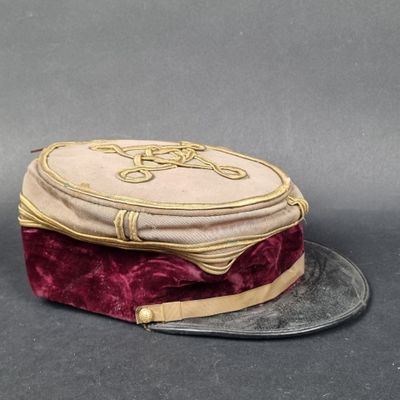 un chapeau posé sur une assiette