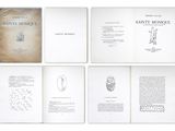 plusieurs pages d'un livre comportant des dessins, posées sur une surface blanche