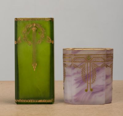 bougeoir en verre violet et vert orné d'une croix sur le devant