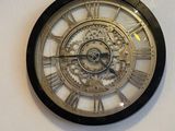 une horloge à chiffres romains accrochée au mur