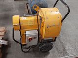 une petite machine jaune posée par terre