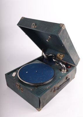 un tourne-disque bleu dans une valise, sur fond blanc