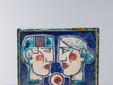 carreau de céramique sur lequel est représenté un homme et une femme