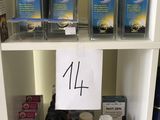 une étagère remplie de produits, sur laquelle est accrochée une affiche