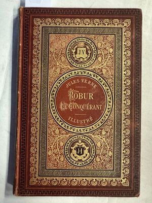 un vieux livre posé sur une table recouverte d'une nappe blanche